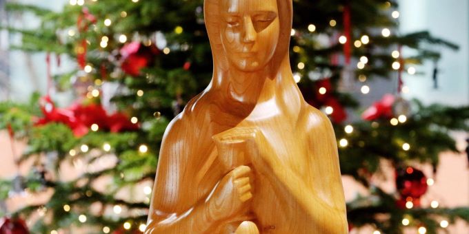 Die Holzstatue der Heiligen Barbara steht im Eingangsbereich der RAG auf der Zeche Zollverein. Die Heilige Barbara ist die Schutzpatronin der Bergleute. Die Holzstatue der Heiligen Barbara steht im Eingangsbereich der RAG auf der Zeche Zollverein. Die Heilige Barbara ist die Schutzpatronin der Bergleute.
