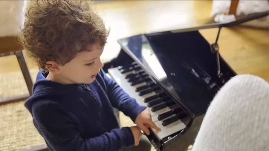 Archei spielt Mami Meghan auf dem Piano vor.