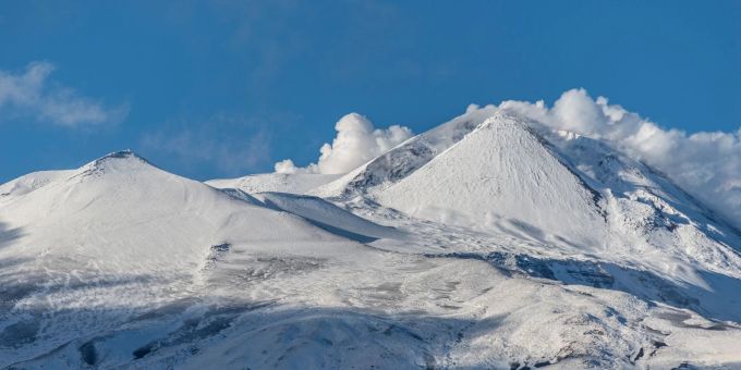 Schnee bedeckt die Südseite des Vulkans Ätna im Osten Siziliens. Schnee bedeckt die Südseite des Vulkans Ätna im Osten Siziliens.