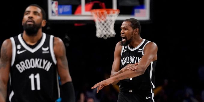 Kyrie Irving (links) und Kevin Durant führen die Brooklyn Nets zum nächsten Sieg in der NBA. NBA