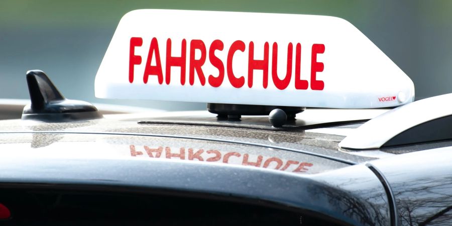 Fahrschüler in Deutschland sind nach Einschätzung von Fahrlehrern weniger aufmerksam im Strassenverkehr.