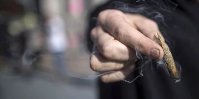 Ein Mann hält ein Joint in seiner Hand (Archiv). Joint Marihuana