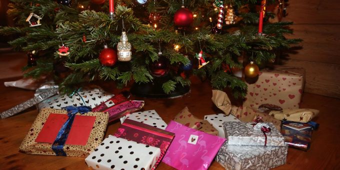 Viele Menschen wollen einer Umfrage zufolge dieses Jahr an den Weihnachtsgeschenken sparen. Viele Menschen wollen einer Umfrage zufolge dieses Jahr an den Weihnachtsgeschenken sparen.