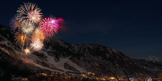 Feuerwerk Berg Schnee Dorf Nacht