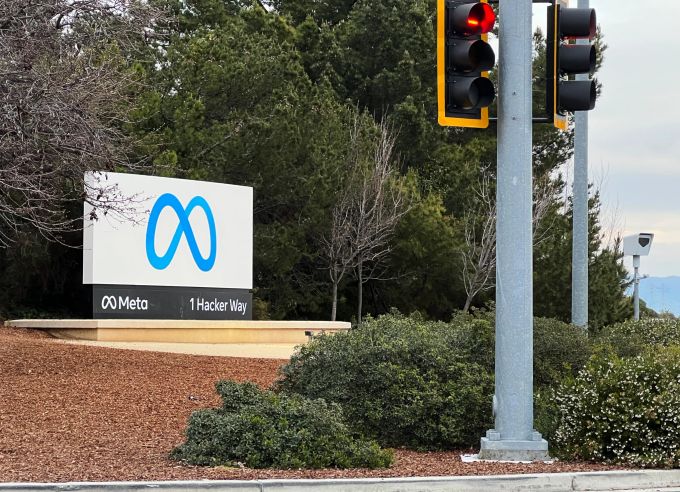 Nicht mehr mit «Like»-Button: Seit Facebook Meta heißt, ziert das neue Firmenlogo das Schild vor der Firmenzentrale in Menlo Park. Meta Logo Ampel Kreuzung Strasse Firmenschild