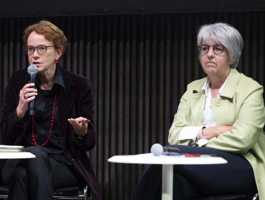 Bundesratskandidatin Eva Herzog, links, spricht neben Bundesratskandidatin Elisabeth Baume-Schneider, beim Hearing während der DV der Juso, am 19. November 2022, in Basel.