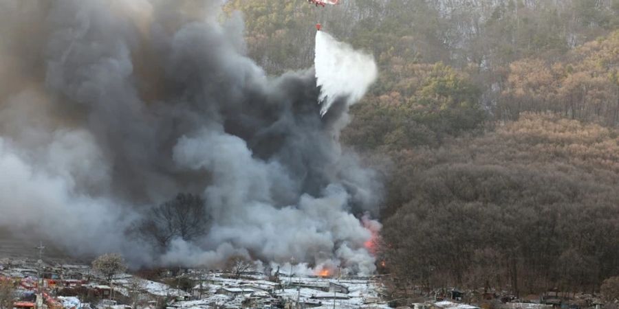 Helikopter bei einem Löscheinsatz in Guryong