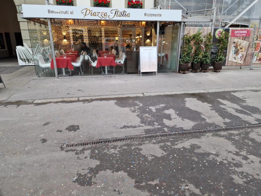 Das Konfetti ist auch am Mittwochnachmittag noch auf dem Bärenplatz.