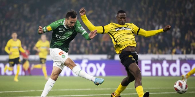 Ali Camara von YB im Duell mit St. Gallens Jérémy Guillemenot. BSC YB