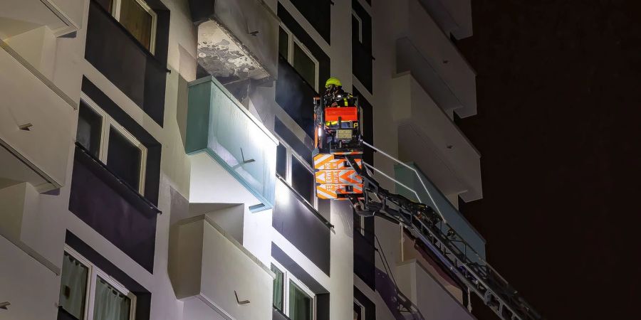 Die Feuerwehr löscht den Brand im Hochhaus, den eine fehlgeleitete Silvesterrakete ausgelöst hat.