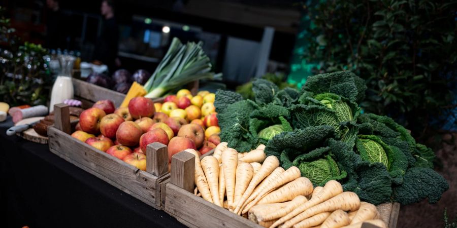 Obst und Gemüse liegt vor der Eröffnung der Grünen Woche in Holzsteigen an einem Stand auf dem Messegelände in Berlin.