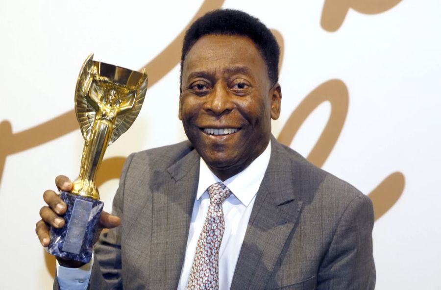 Pelé präsentiert den früheren WM-Pokal.