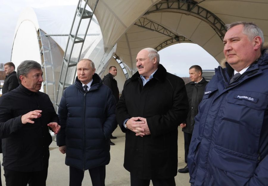 Dmitri Rogosin (rechts) mit Alexander Lukaschenko und Wladimir Putin.