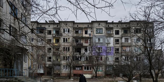 Ein Zivilist geht in Soledar an im Ukraine-Krieg schwer beschädigten Wohngebäuden vorbei. Angehörige der berüchtigten russischen Söldnertruppe Wagner haben die Eroberung des Ortes verkündet. ukraine krieg
