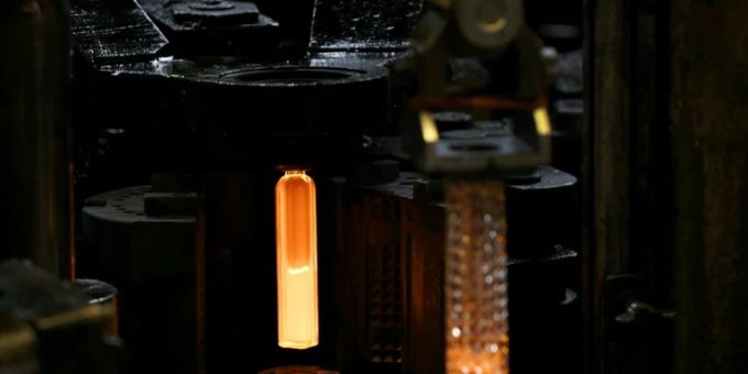 Produktion von Flakons bei Heinz-Glas in Kleintettau