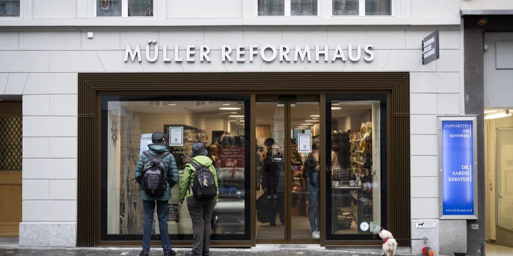 Reformhaus Müller distributes items left over to employees after bankruptcy