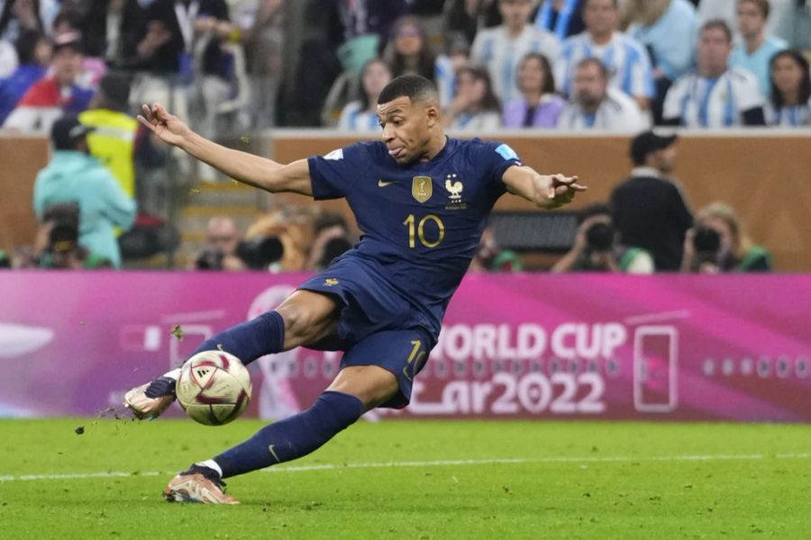 Kylian Mbappé erzielte im Final der WM 2022 in Katar einen Hattrick.