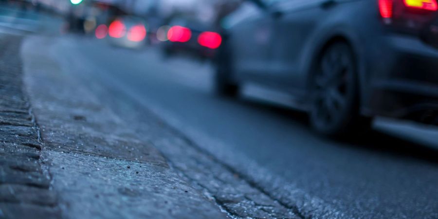 Gefährliche Strassenlage: Bei Blitzeis lassen Autofahrende im Zweifel das Fahrzeug besser stehen und warten die Besserung der Lage ab.
