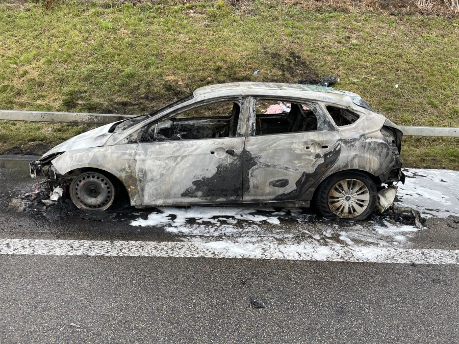 Das Auto brannte vollständig aus.