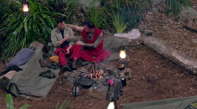 Im Dschungelcamp sitzen Lucas und Cosimo am Lagerfeuer und reden über ihre Väter. Dschungelcamp