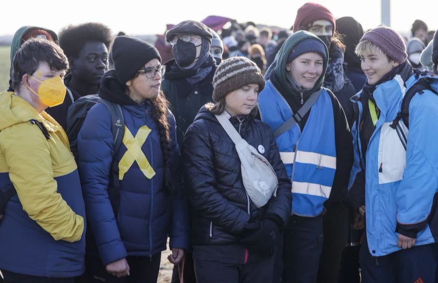 Greta Thunberg mit Demonstrierenden in Lützerath (D).