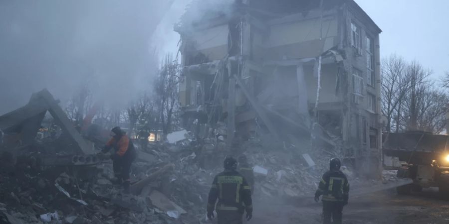 dpatopbilder - Rauch steigt aus den Trümmern eines durch Beschuss zerstörten Einkaufszentrums in Donezk. Foto: Alexei Alexandrov/AP/dpa