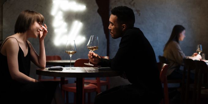 Tinder-Analyse zeigt - Junge Singles daten zunehmend alkoholfrei
