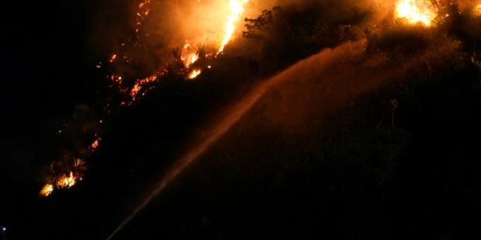 Keine Verletzten - Feuerwehr kämpft gegen Waldbrand nahe der Copacabana
