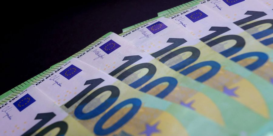 Verluste an den Börsen haben das Geldvermögen in Deutschland das dritte Quartal in Folge schrumpfen lassen.
