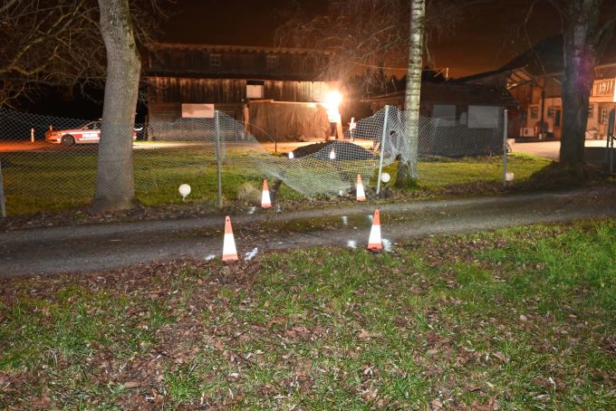 Der Fahrer raste in einen Maschendrahtzaun. St.Gallen Unfall