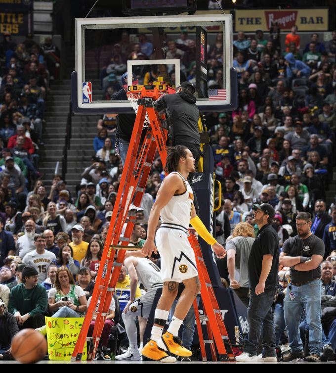 Der Korb muss justiert werden, was zu einer längeren Pause führte. NBA