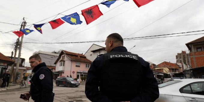 Polizisten in der ethnisch geteilten Stadt Mitrovica im Norden des Kosovo. kosovo