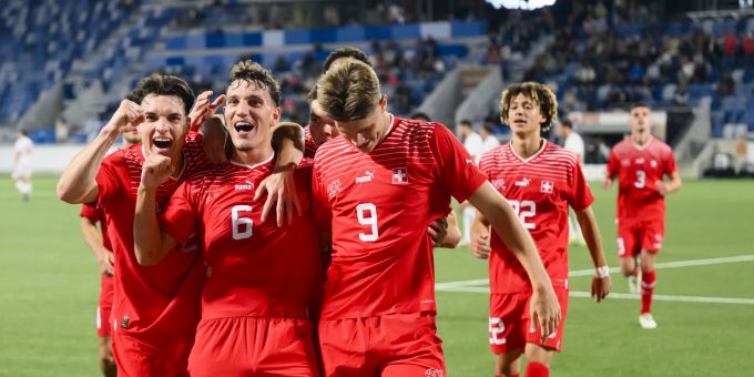 Die Spieler der Schweizer U21-Nati jubeln über ein Tor gegen Montenegro. Schweizer Nati