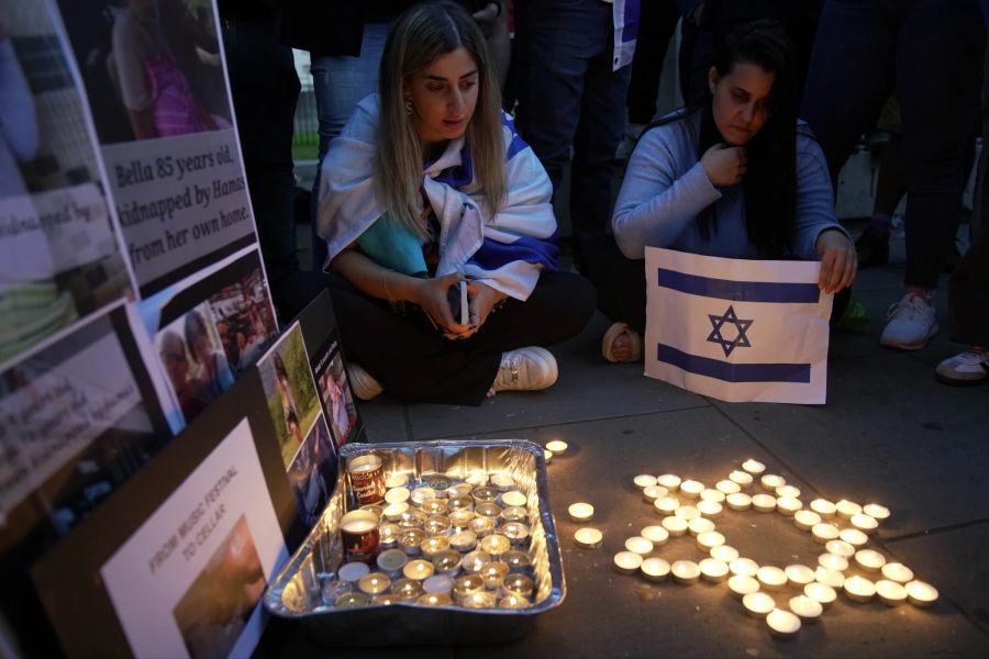 Auf der ganzen Welt lösten die Schicksale von Menschen wie der Tov-Familie grosse Bestürzung aus: Hier in London.