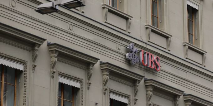 Die UBS schraubt die Inflationsprognose für das Jahr 2024 runter. (Symbolbild) UBS Logo Fassade