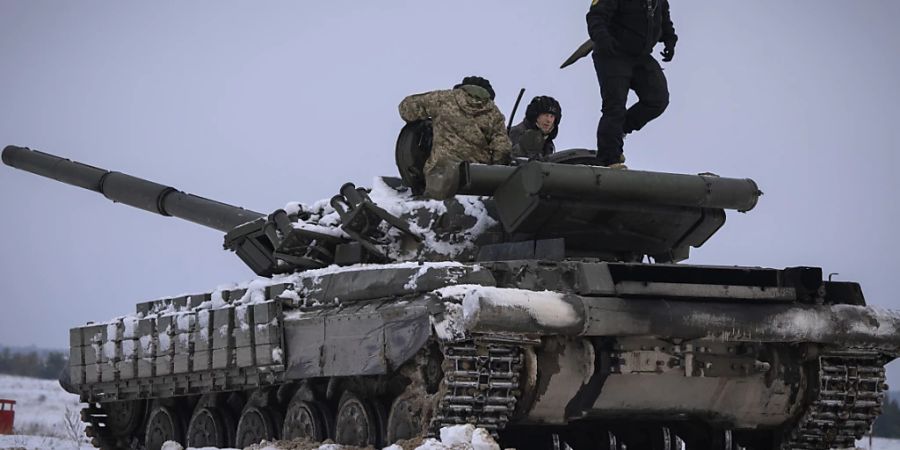 Ukrainische Soldaten üben an einem Panzer während einer militärischen Ausbildung. Foto: Efrem Lukatsky/AP/dpa