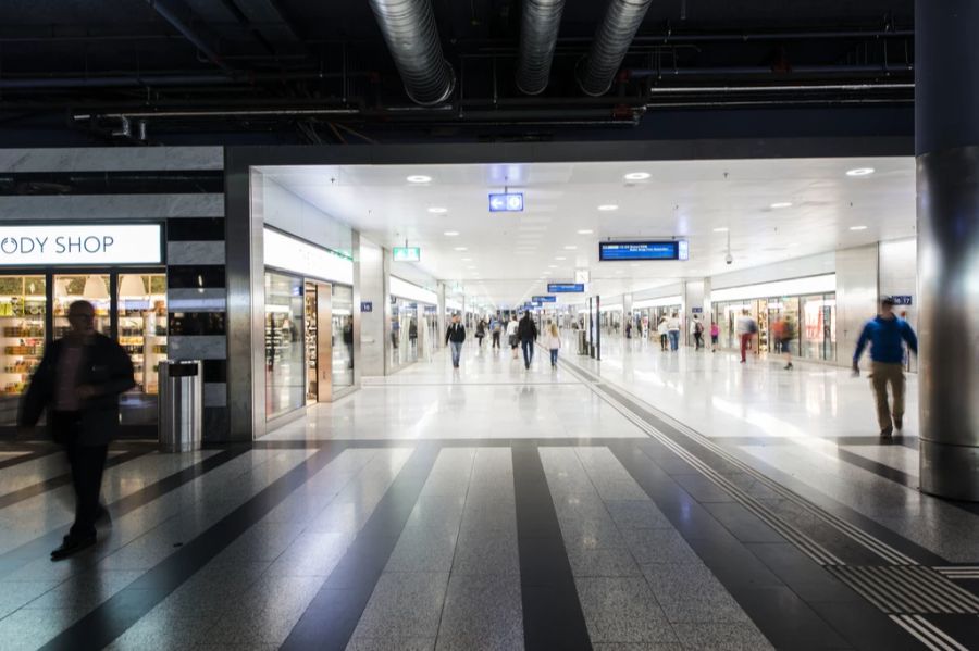 Eine anonyme Mitarbeiterin in einem Geschäft am Bahnhof sagt: «Wir haben manchmal Kunden, die im Laden herumschreien.» (Archivbild)