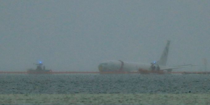 Das abgestürzte Flugzeug der US-Marine ist in der Kaneohe-Bucht zu sehen. Das abgestürzte Flugzeug der US-Marine ist in der Kaneohe-Bucht zu sehen.