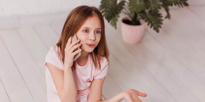 Eltern müssen häufig Pro und Contra abwägen, bevor sie sich entscheiden, ihrem Kind ein Mobiltelefon zu erlauben. Mädchen telefoniert