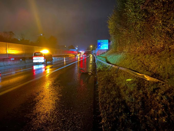 Das Fahrzeug schlitterte über die Fahrbahn. Fahrzeug