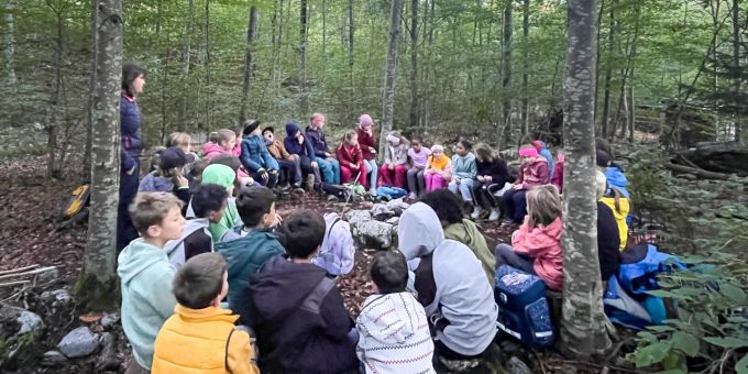 Morgenritual zum Unterrichtsbeginn. Kinder im Wald