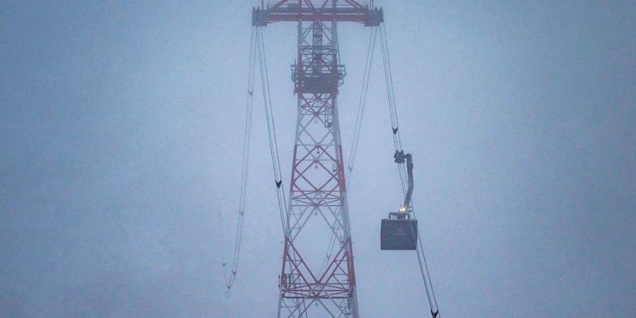 Die Zugspitzseilbahn fährt in den frühen Morgenstunden zum Gipfel hinauf. Foto: Peter Kneffel/dpa