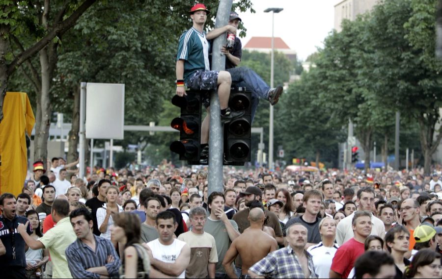 In Deutschland glaubt die Mehrheit noch nicht an eine Wiederholung des Sommermärchens der Heim-WM 2006. Im Bild: Zehntausende Menschen schauen in Dortmund den Halbfinal zwischen Deutschland und dem späteren Weltmeister Italien.