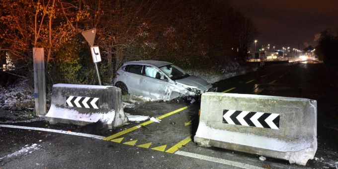 Pratteln BL: Alkoholisierter Lenker verursacht Selbstunfall. Pratteln BL Unfall