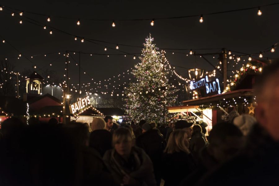 Eine Nau.ch-Umfrage zeigt: Die Leute geben trotz Teuerung gerne Geld am Weihnachtsmarkt aus (Archivbild).