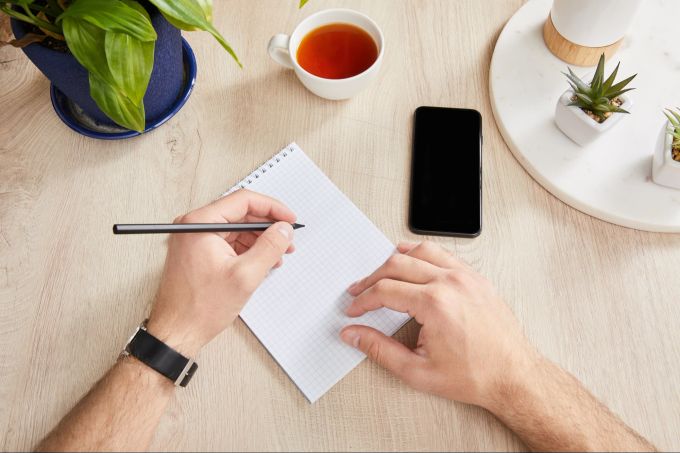 Unser Gehirn verarbeitet Handschrift anders als ins Smartphone getippte Infos. Depositphotos