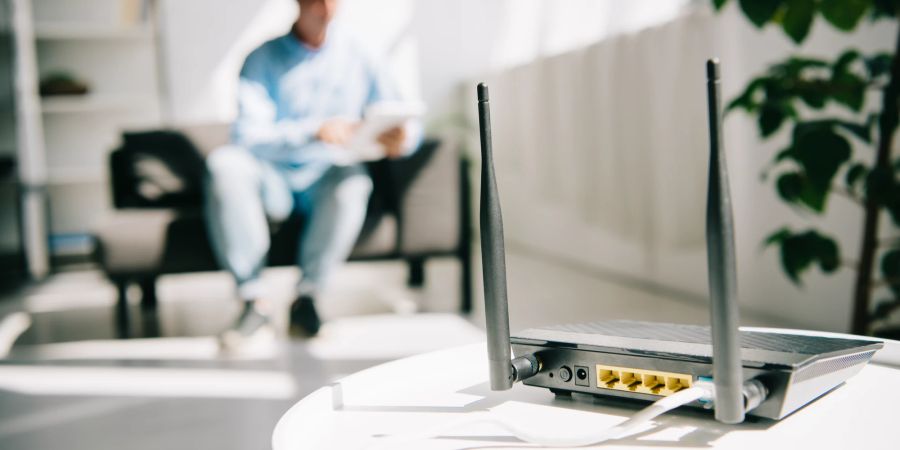 Router auf Tisch, Mann im Hintergrund