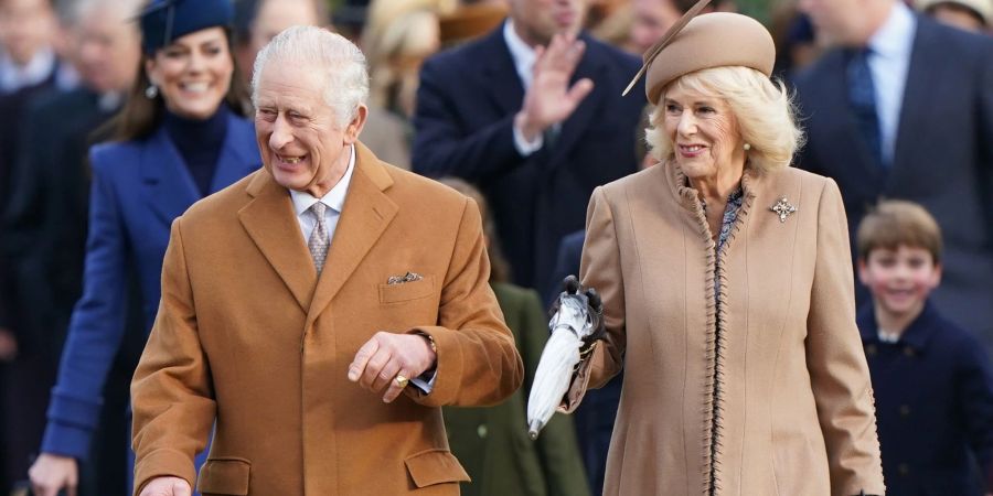 König Charles III. (l) und Königin Camilla kommen zum Gottesdienst in der  Kirche St. Mary Magdalene.