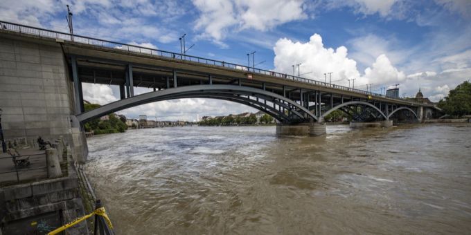 In Basel ist der Rhein wegen des Hochwassers teilweise gesperrt. (Archivbild) Rhein Basel