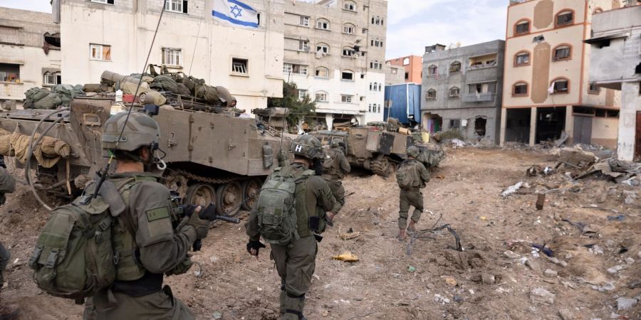 Israelische Soldaten bei einer Bodenoperation im Stadtteil Shijaiyah in Gaza-Stadt.